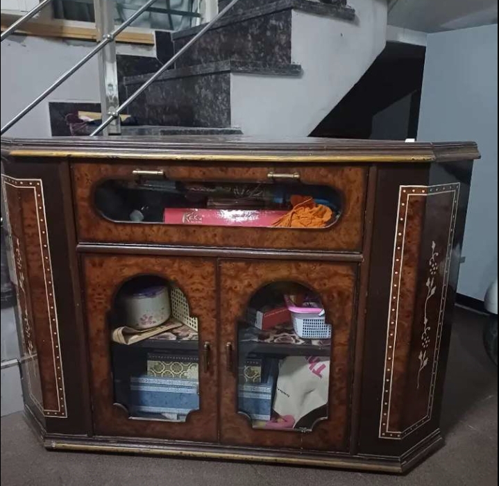 Corner cabinet