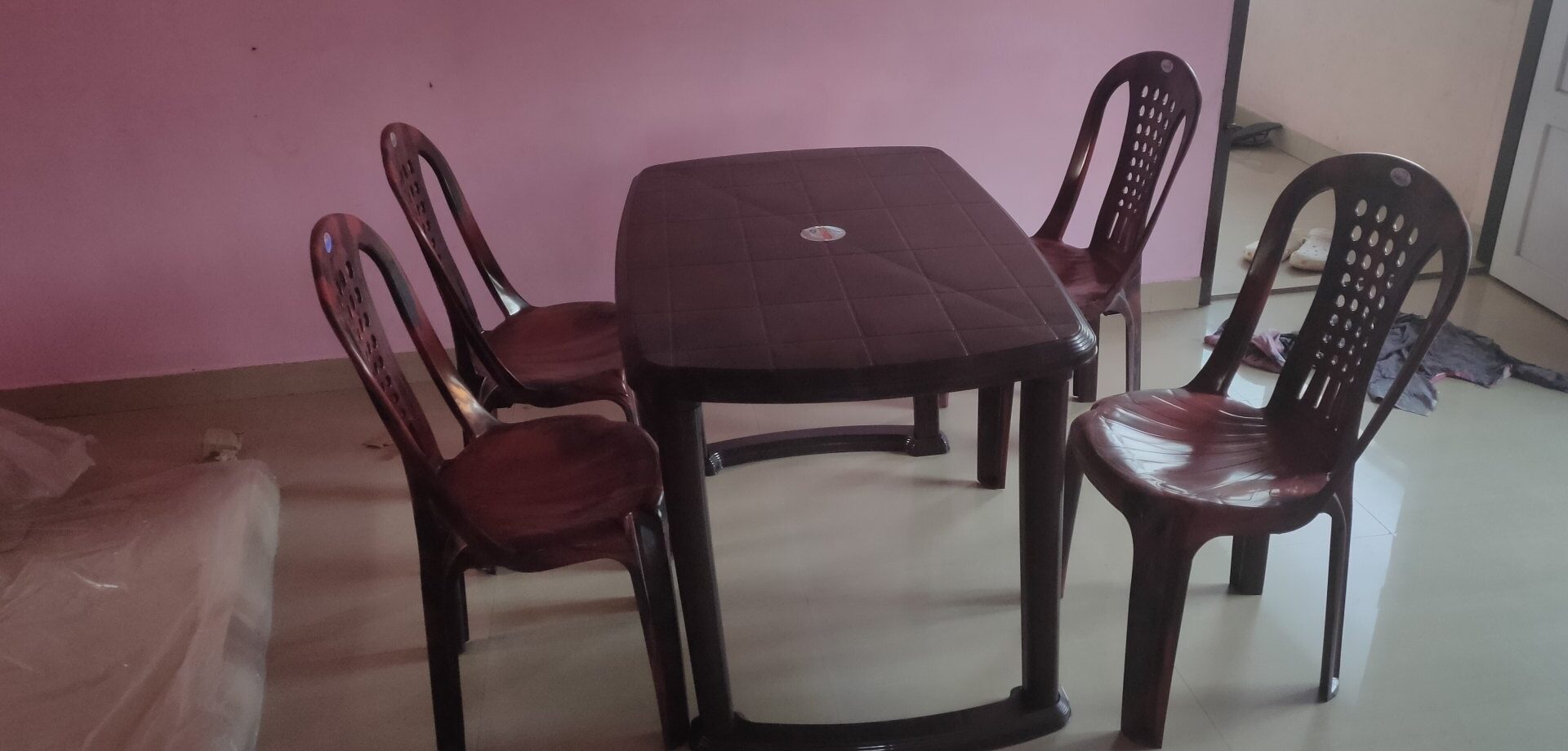 One tabel & four plastic chair set