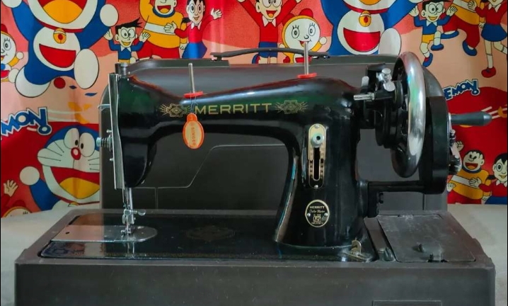 Singer sewing machine with box