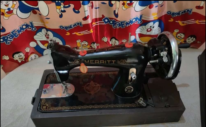 Singer sewing machine with box