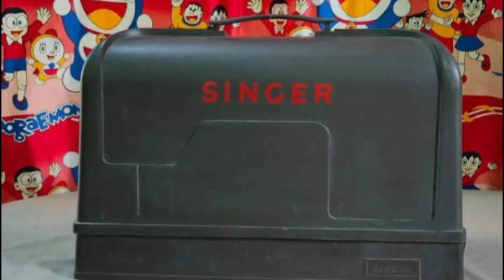 Singer sewing machine with box