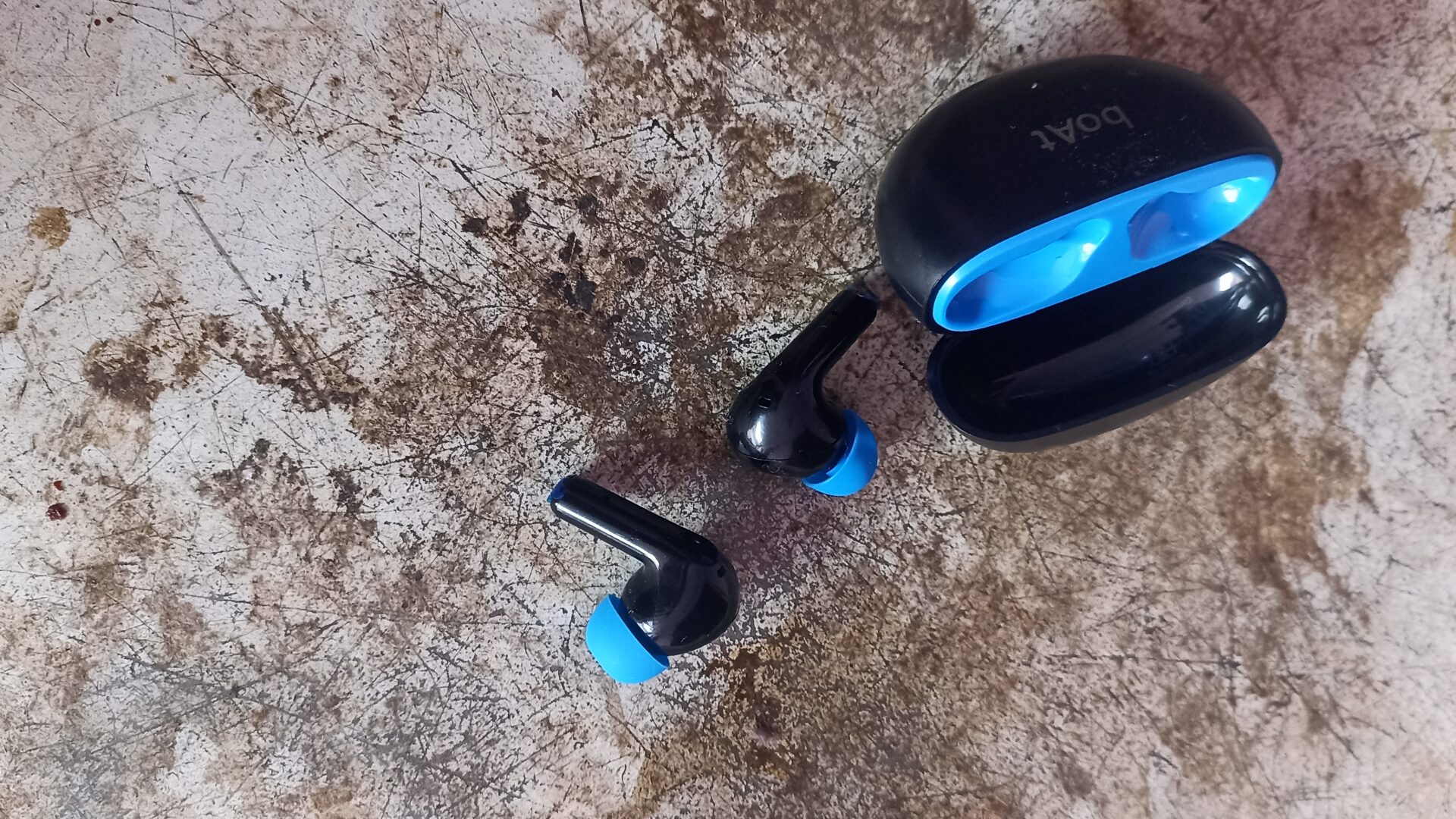 Wireless earbuds
