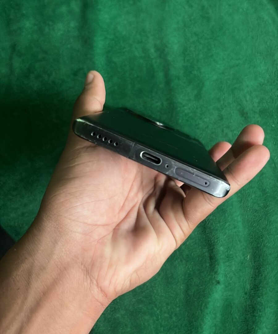 Vivo x90 Pro ___Hair line crack on back panel